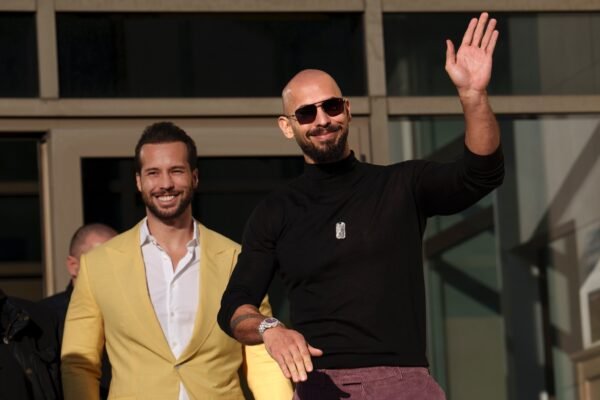 Andrew Tate and Brother Earth in Florida after the Romanian travel restrictions rose Andrew Tate and Brother Earth in Florida after the Romanian travel restrictions rose