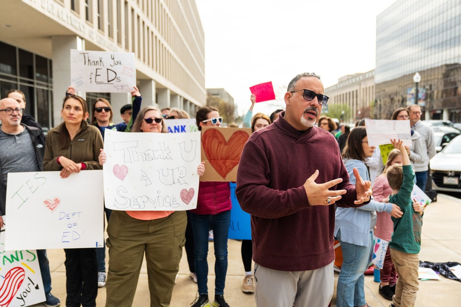 'Clap-Outs' of the Department of Emotional Education celebrates federal deceased employees