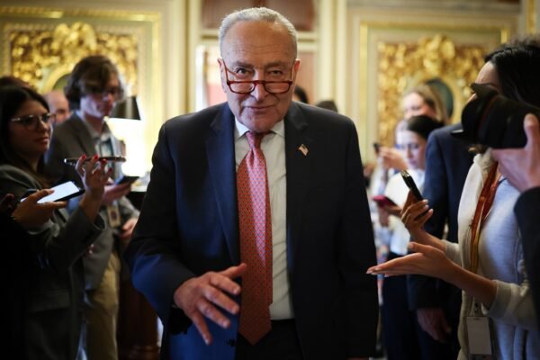 Schumer announces that he will vote to maintain the open government, probably avoiding closure Schumer announces that he will vote to maintain the open government, probably avoiding closure