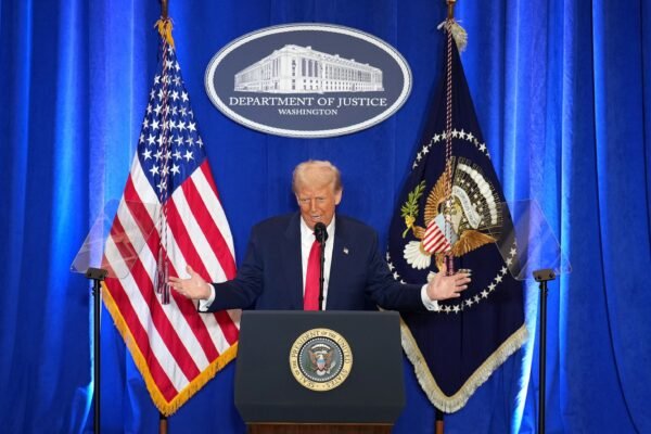 Trump, addressing the lawyers of the Department of Justice, says that those who fight against him are ‘slag’ Trump, addressing the lawyers of the Department of Justice, says that those who fight against him are 'slag'