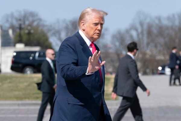 Trump again assails the federal judge in the controversy of the deportation center flight Photo: Donald Trump, Micheal Martin, Mike Johnson