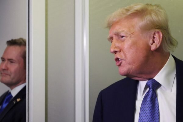 Trump and Putin will speak on Tuesday while Trump is looking for the end of the Ukraine War, says Trump. Photo: The president of the United States, Donald Trump, speaks with journalists, seen by National Security Advisor Mike Waltz, aboard Air Force One on his return to Washington, DC, USA, UU., March 16, 2025.
