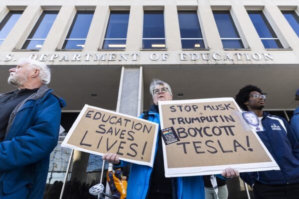 Worker of the Department of Education signed: “We have the feeling that we were disposable.” Worker of the Department of Education signed: "We have the feeling that we were disposable."