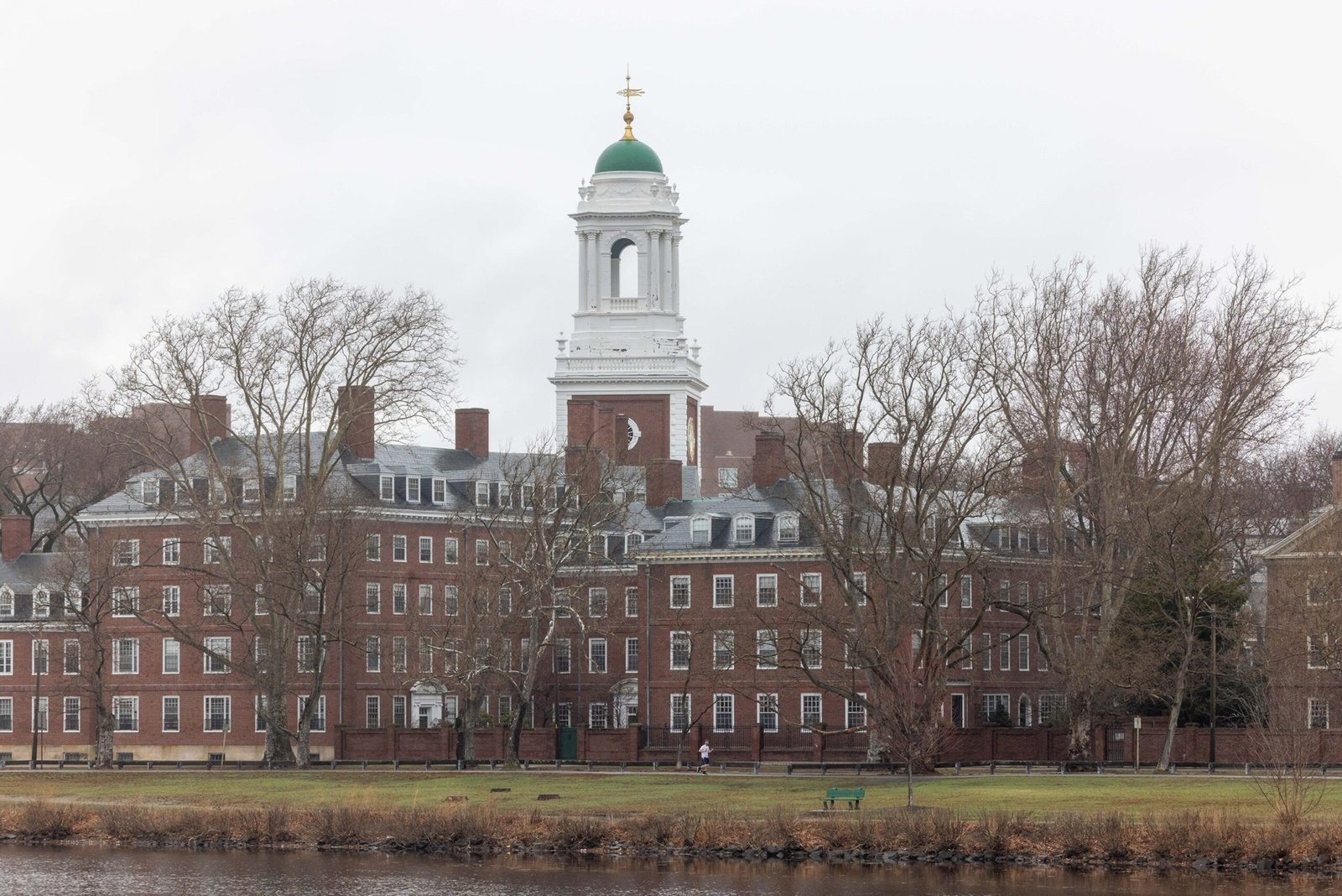 Harvard University rejects the demands of the Trump administration, risking billions in funds