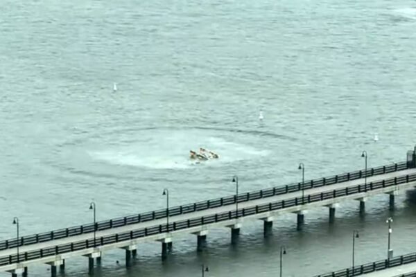 Helicopter crashes in the Hudson River in New York City, the 6 on board killed