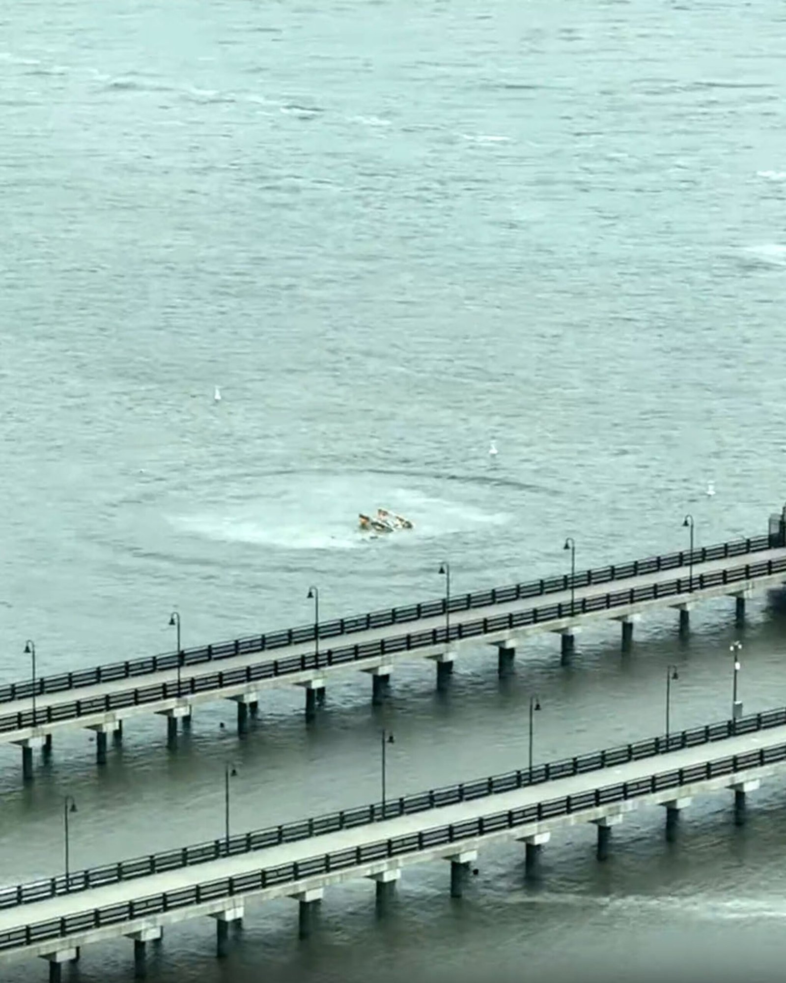 Helicopter crashes in the Hudson River in New York City, the 6 on board killed