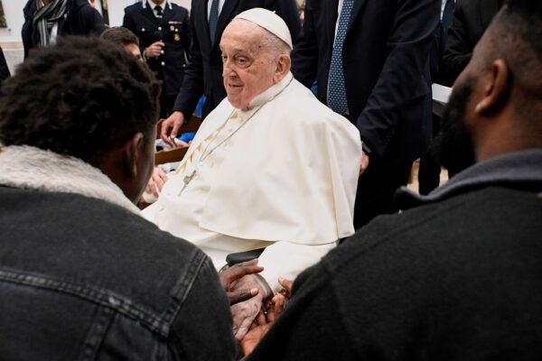 Pope Francis makes a surprise appearance in the Basilica of San Pedro