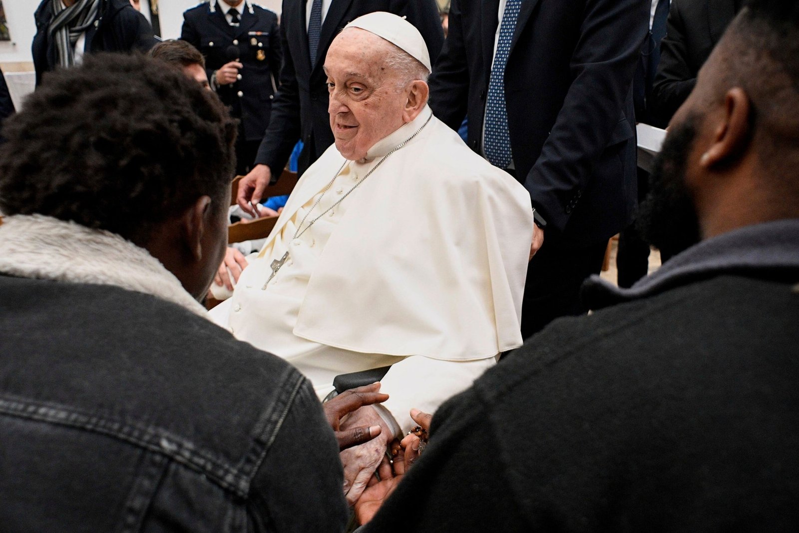Pope Francis makes a surprise appearance in the Basilica of San Pedro