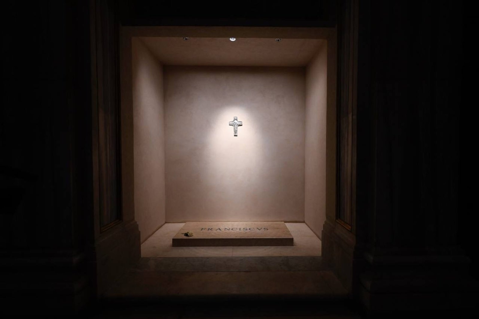 The Vatican releases photos of Pope Francis's tomb, since it opens for public visualization
