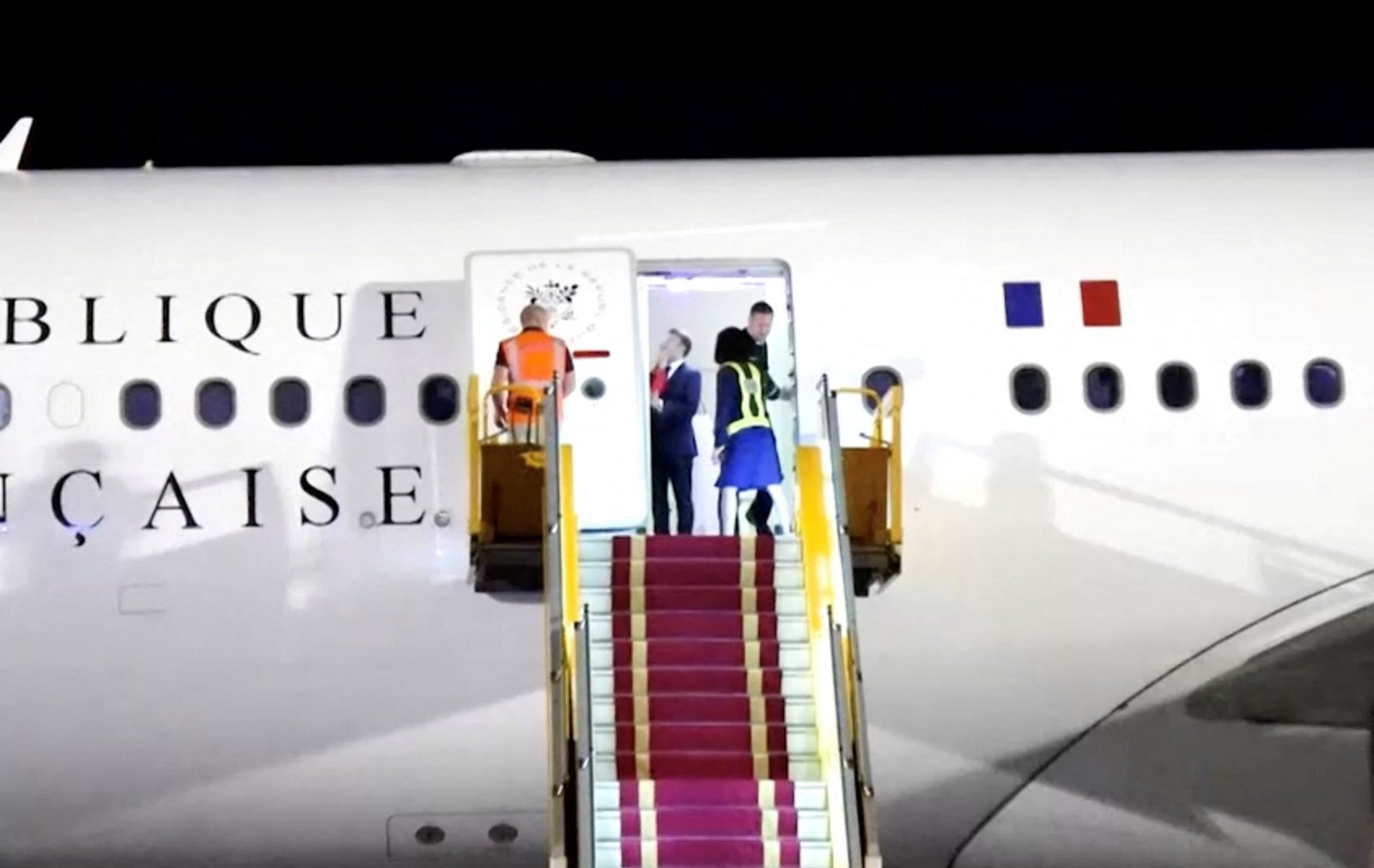 Macron de France discards the video that shows the wife pushing him on the face