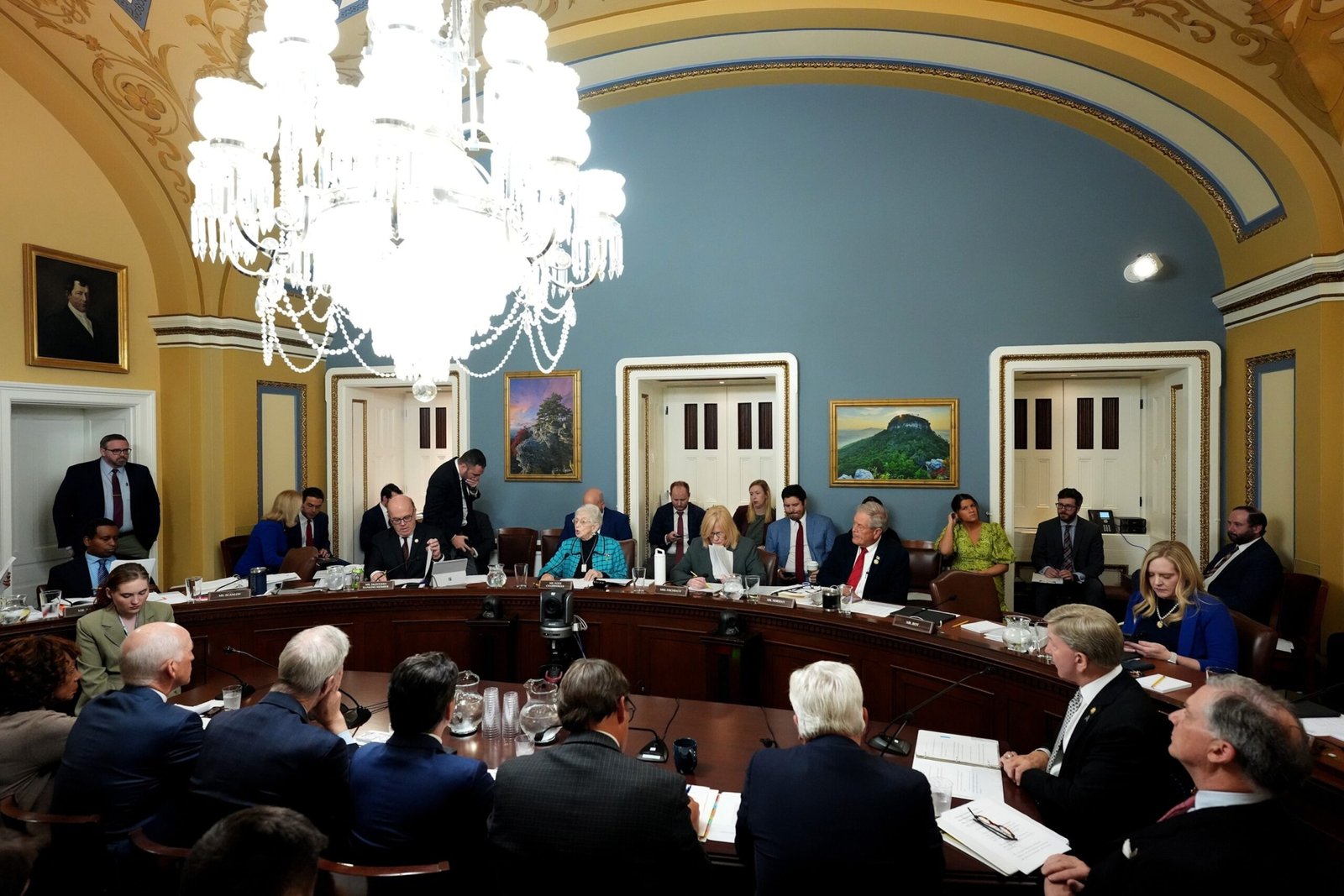 The Republican Party of the House of Representatives works through Bill that advances Trump's agenda, as the audience continues during the night