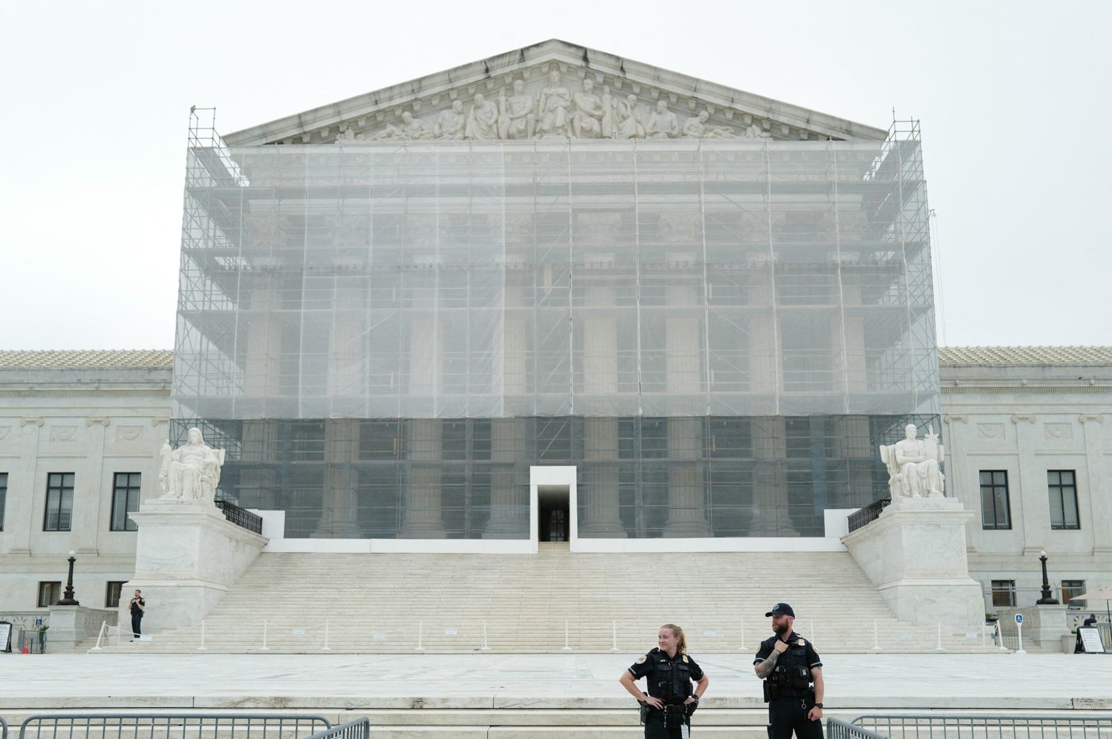 The Supreme Court says that the administration can eliminate 8 migrants held in Djibouti