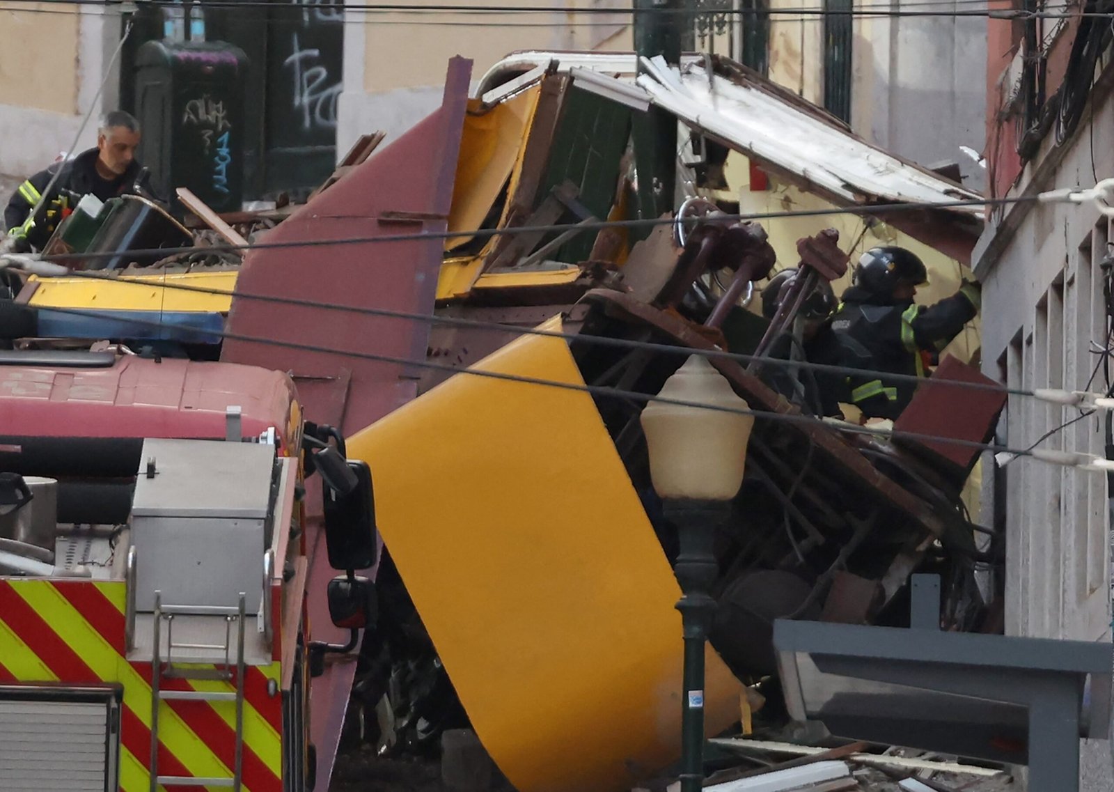 At least 15 dead, 18 injured after trams are derailing in Lisbon, says City