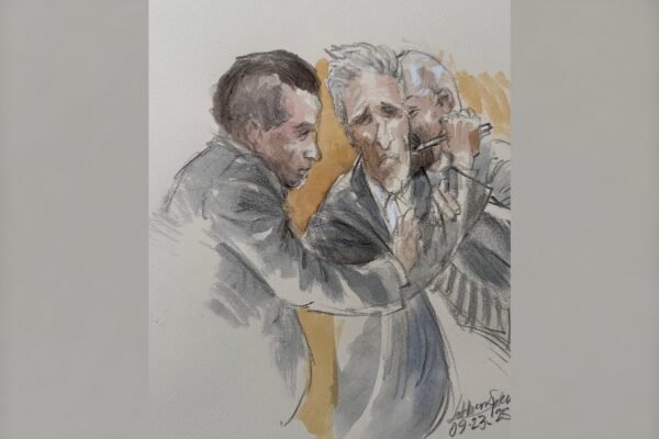 Photo: Ryan Routh, the man accused of trying to kill Donald Trump in the Trump West Palm Beach Golf course last year, tries to stab on the neck with a pen after being convicted of the five charges in his trial, September 23, Fort Pierce, fl.