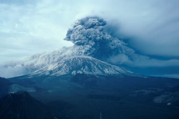 Strong winds in Mount St. Helens stir ashes 1980 eruption