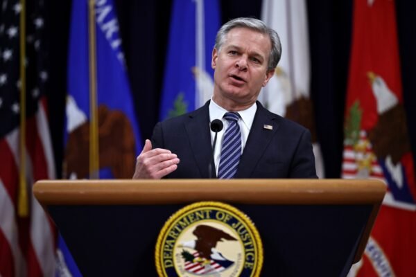 Trump suggests false statements from the participation of FBI agents on January 6 justifies the research of former director Wray Trump suggests false statements from the participation of FBI agents on January 6 justifies the research of former director Wray