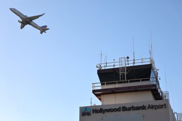 Air traffic controllers working without pay start calling in sick, leading to flight cancellations and delays across the country Air traffic controllers working without pay start calling in sick, leading to flight cancellations and delays across the country