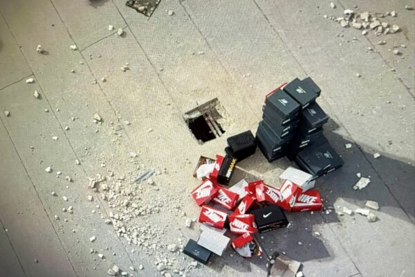 Florida mall robbery: Thieves punched a hole in the mall’s ceiling and stole $50,000 worth of sneakers Florida mall robbery: Thieves punched a hole in the mall's ceiling and stole $50,000 worth of sneakers