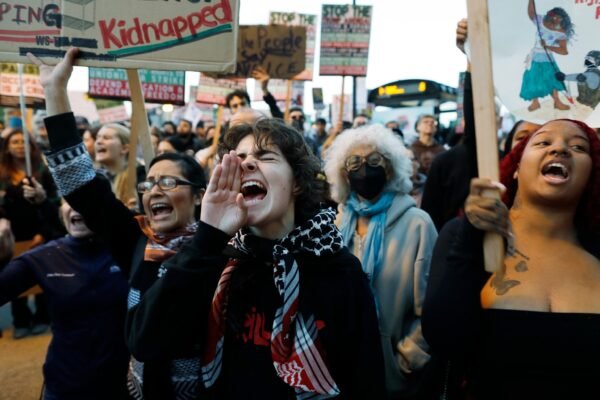 Judge temporarily blocks National Guard deployment in Illinois amid hearings in Chicago and Portland PHOTO: UNITED STATES-POLITICS-PROTEST-NATIONAL GUARD