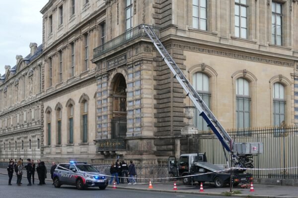 The Louvre Museum closes after brazen theft of jewels of ‘inestimable’ value The Louvre Museum closes after brazen theft of jewels of 'inestimable' value