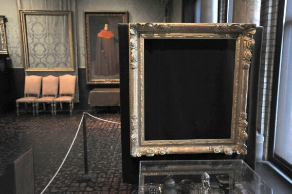 The Louvre robbery is the latest chapter in the history of high-profile museum heists: five famous pranks The Louvre robbery is the latest chapter in the history of high-profile museum heists: five famous pranks