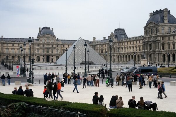 The manhunt begins for four suspects after the theft of “priceless” jewels at the Louvre in Paris The manhunt begins for four suspects after the theft of "priceless" jewels at the Louvre in Paris